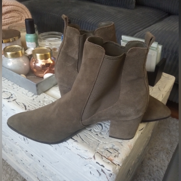 🆕⭐ Michael Kors Olive green suede booties - Picture 7 of 11